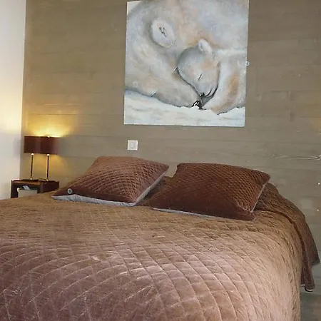 Sleeps 8 Pool Wifi Apartment